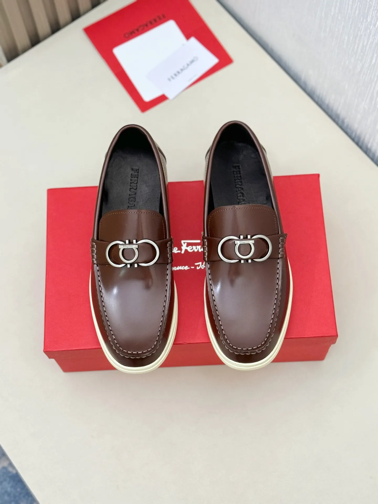 [Ferragamo] P: 580💰 Number of yards: 38~44 (45 orders are non-returnable) Ferragam's new men's driving shoes, the fabric is made of imported cowhide, with visible texture, heavy industrial stitching, dyed calfskin inside, standard logo cowhide feet, big-name experience, soft and comfortable on the feet, a men's favorite, special non-slip and wear-resistant rubber soles, easy to handle various occasions, with original box packaging!